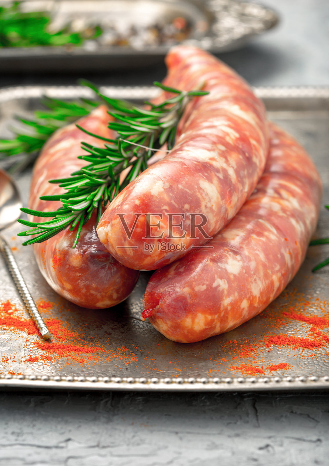 烧烤用的生香肠照片摄影图片