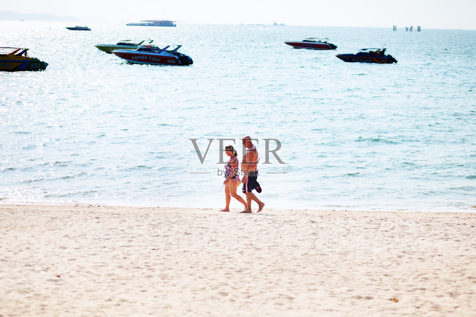 一对老年游客夫妇在芭堤雅海滩上散步照片摄影图片