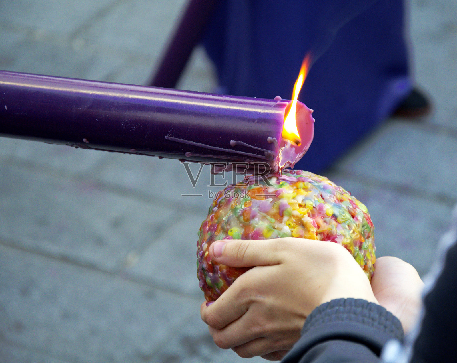 在Córdoba的复活节上捉蜡的男孩照片摄影图片