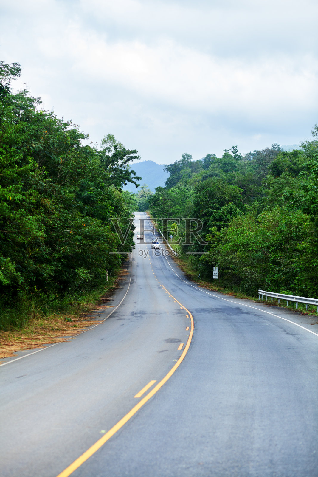 北碧省公路上的皮卡照片摄影图片