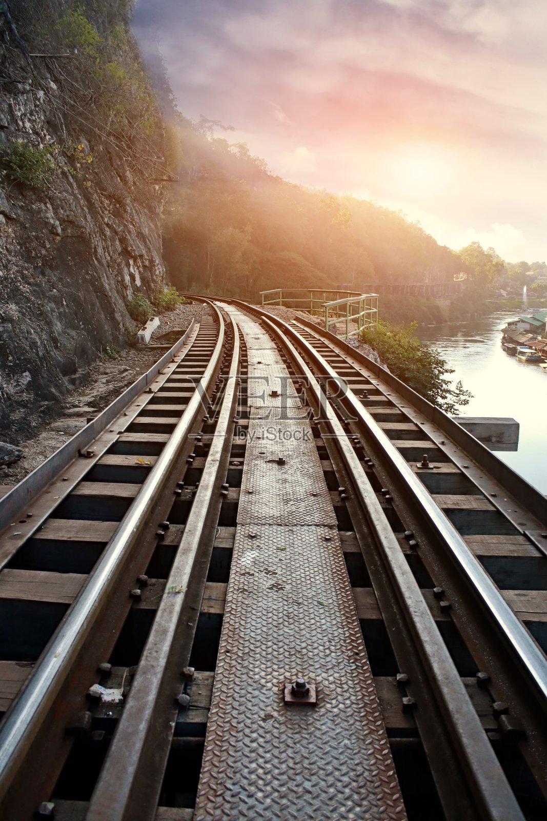 死亡铁路。照片摄影图片