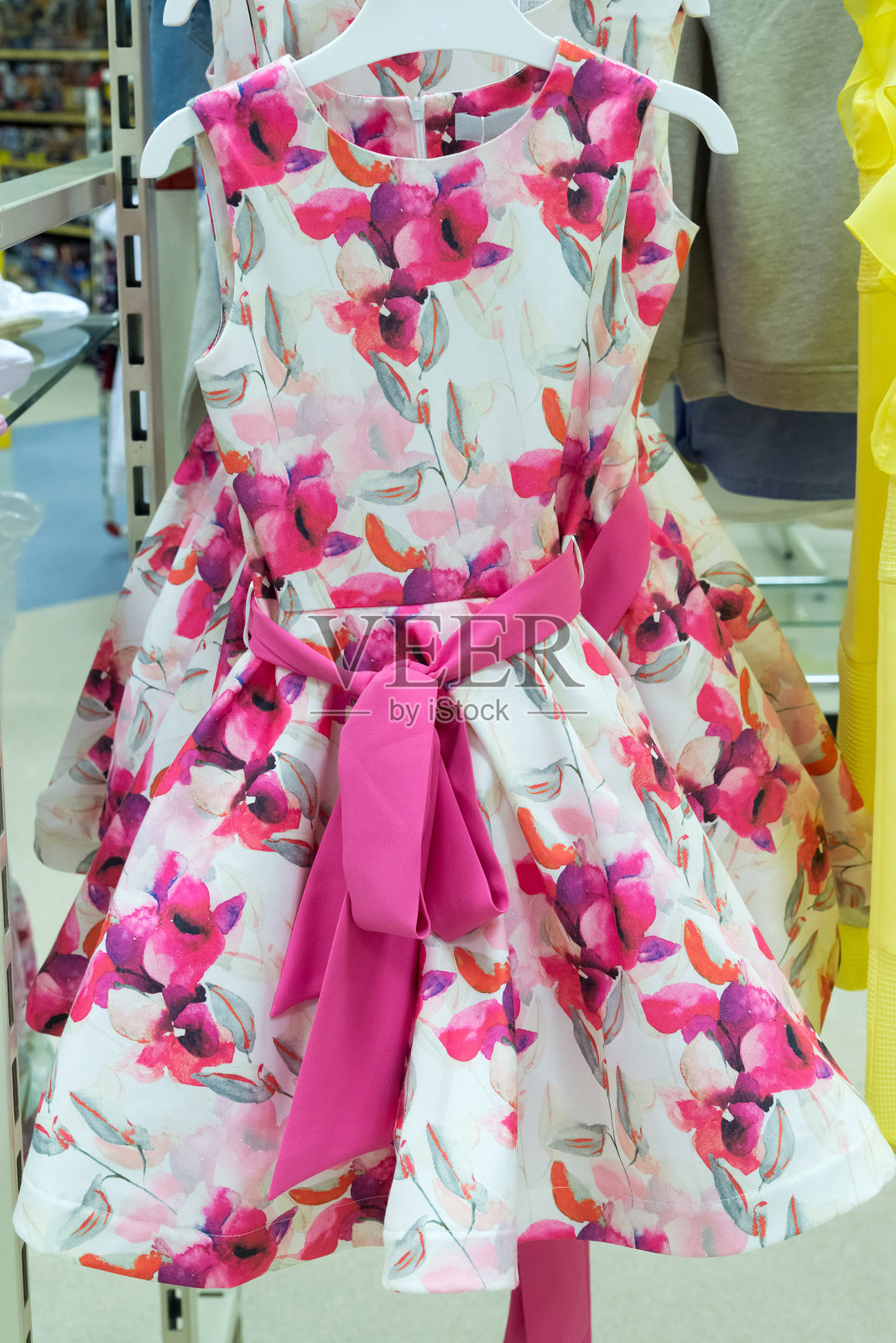 商店里为女孩子准备的优雅连衣裙照片摄影图片