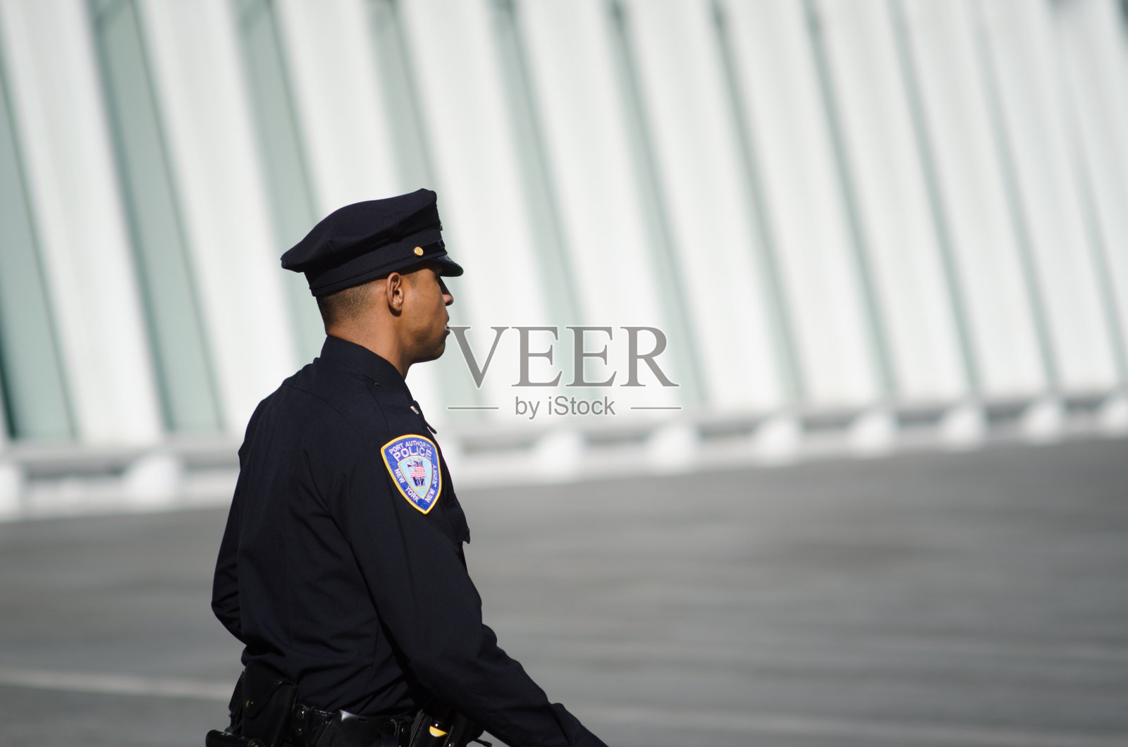 警察在纽约奥卡拉世界贸易中心交通枢纽巡逻照片摄影图片
