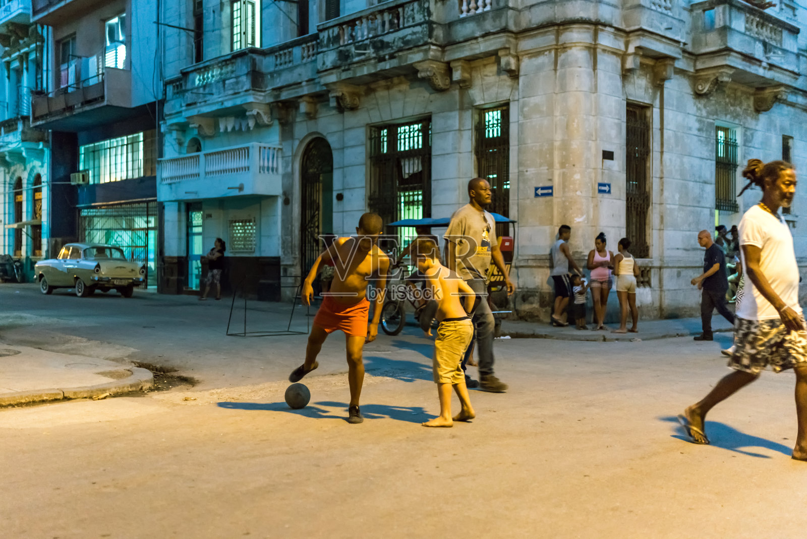 古巴孩子在街上踢足球照片摄影图片