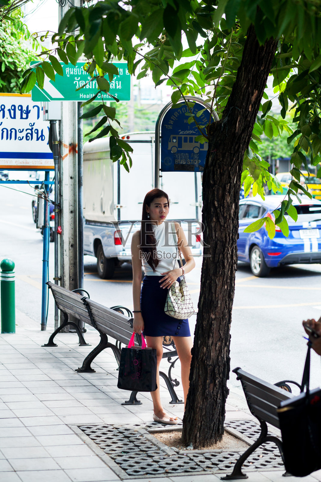 泰国女商人在公交车站照片摄影图片