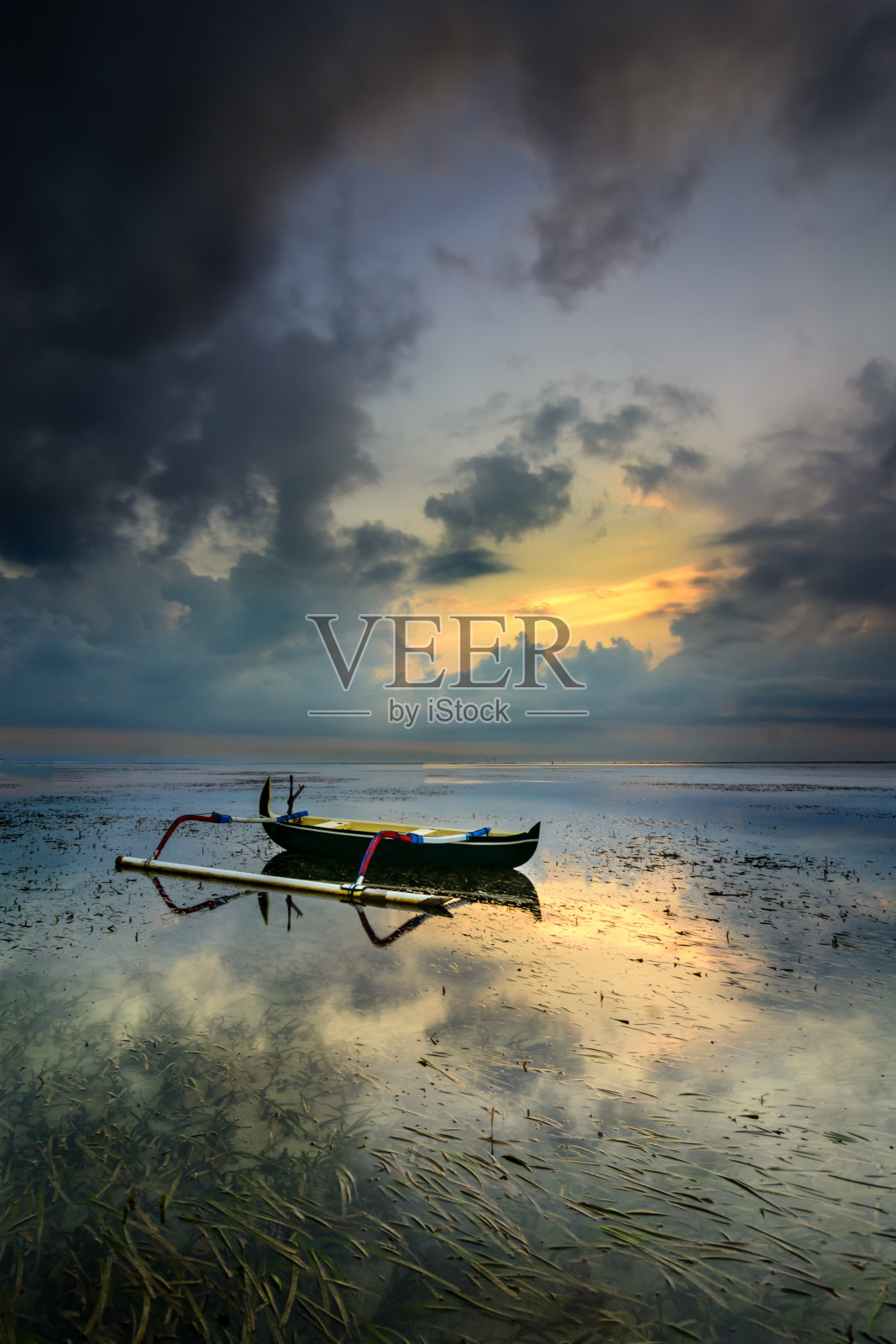 greenboat在早上照片摄影图片