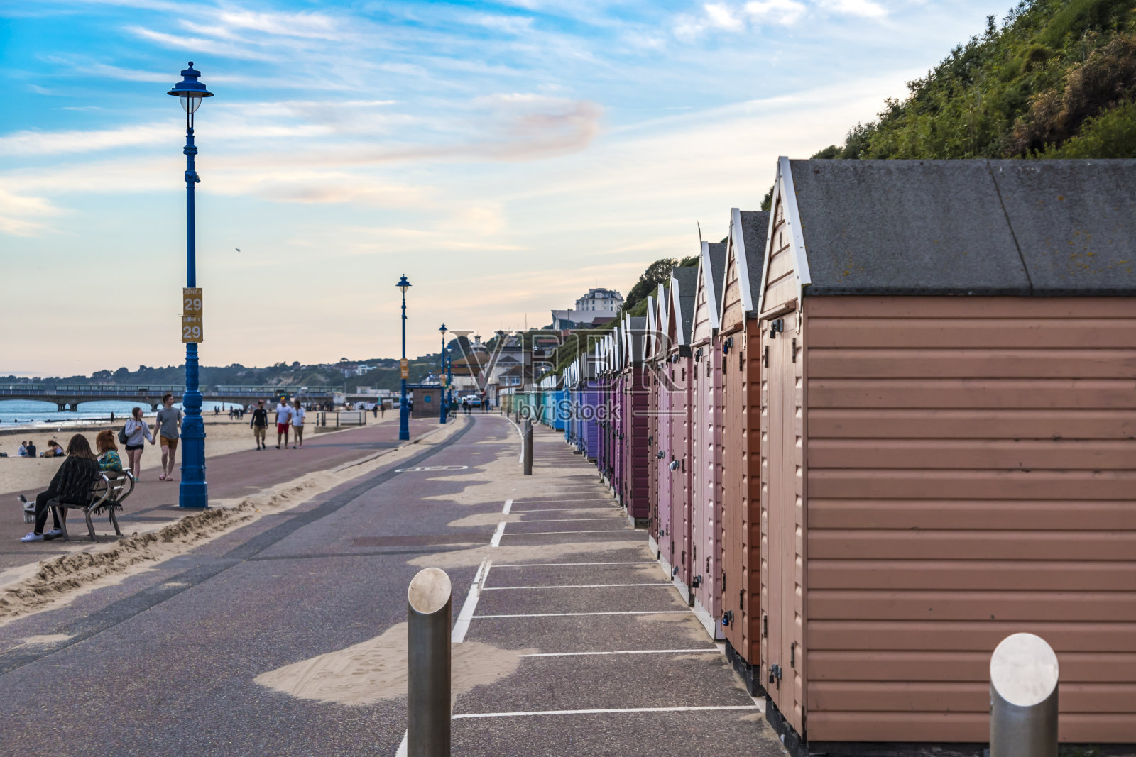 伯恩茅斯海滩上一排排的海滩小屋照片摄影图片