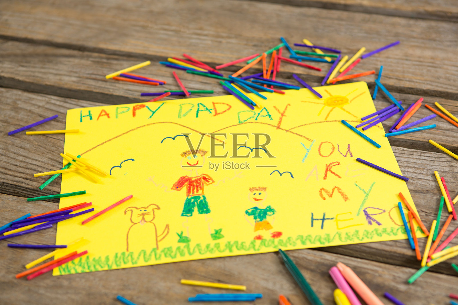 特写父亲节贺卡与蜡笔照片摄影图片