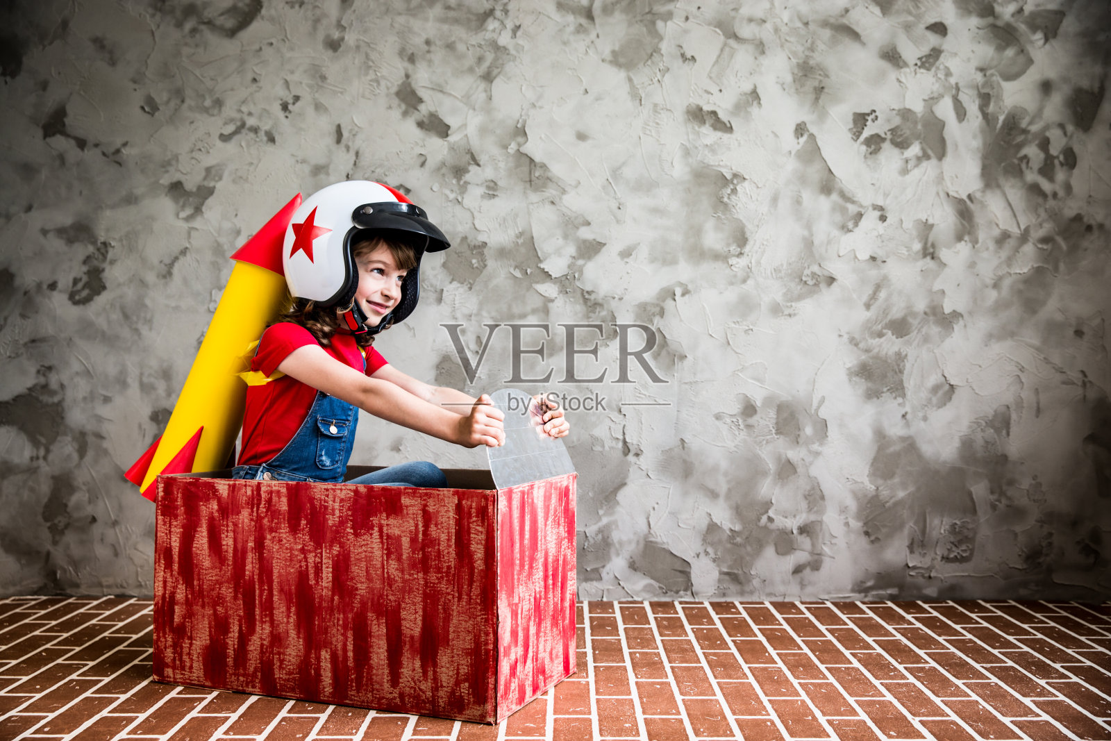 孩子们开着用纸板箱做的车照片摄影图片