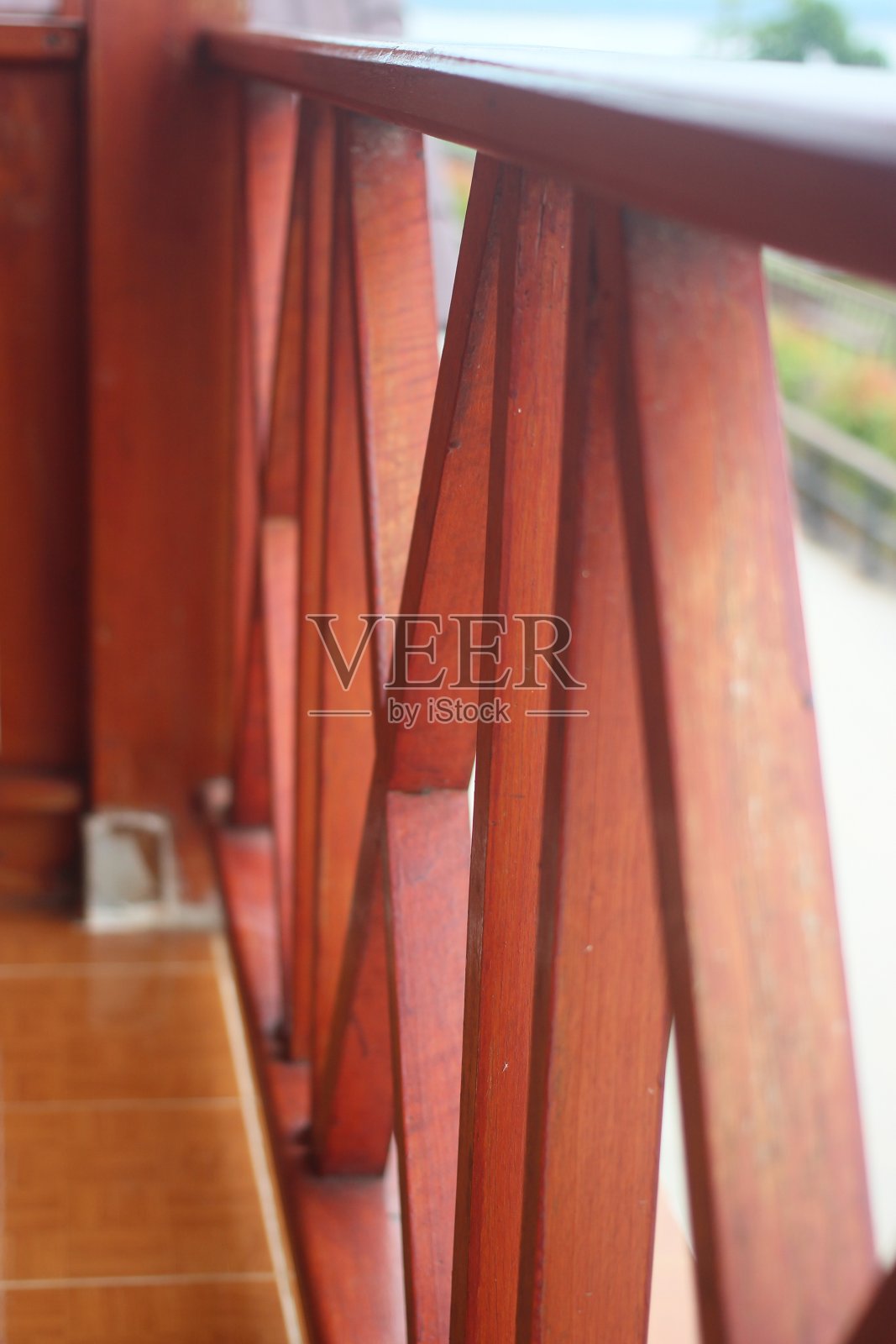 家里的木栏杆。照片摄影图片
