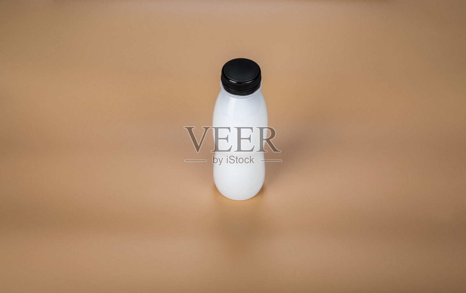 营养瓶模型与彩色背景照片摄影图片