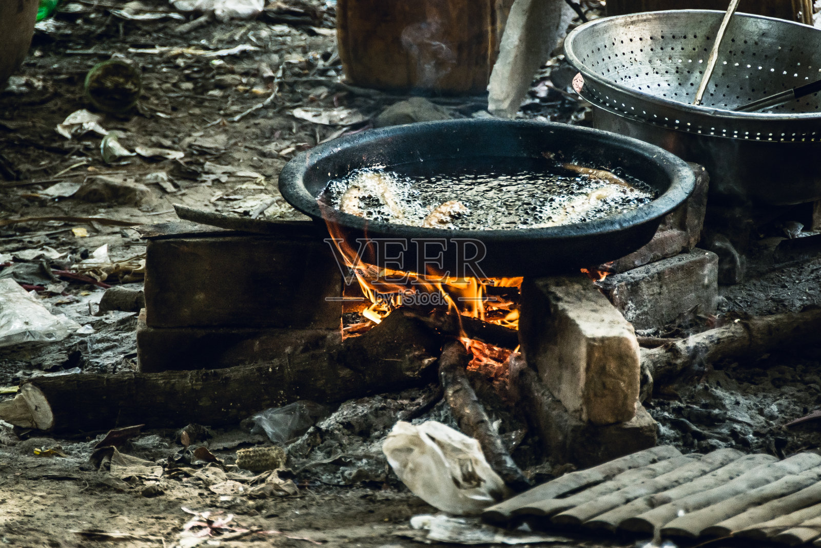 街边小吃摊上的烧木头的炉子照片摄影图片