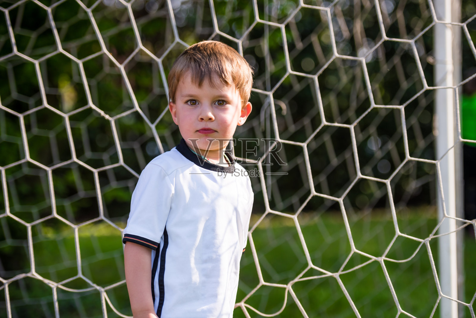 足球场上的孩子照片摄影图片