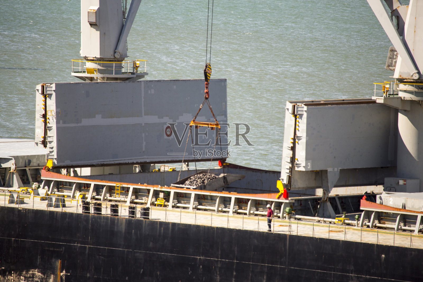 船舶干货由铁矿石装载，在港口卸货。散装船在港口。照片摄影图片
