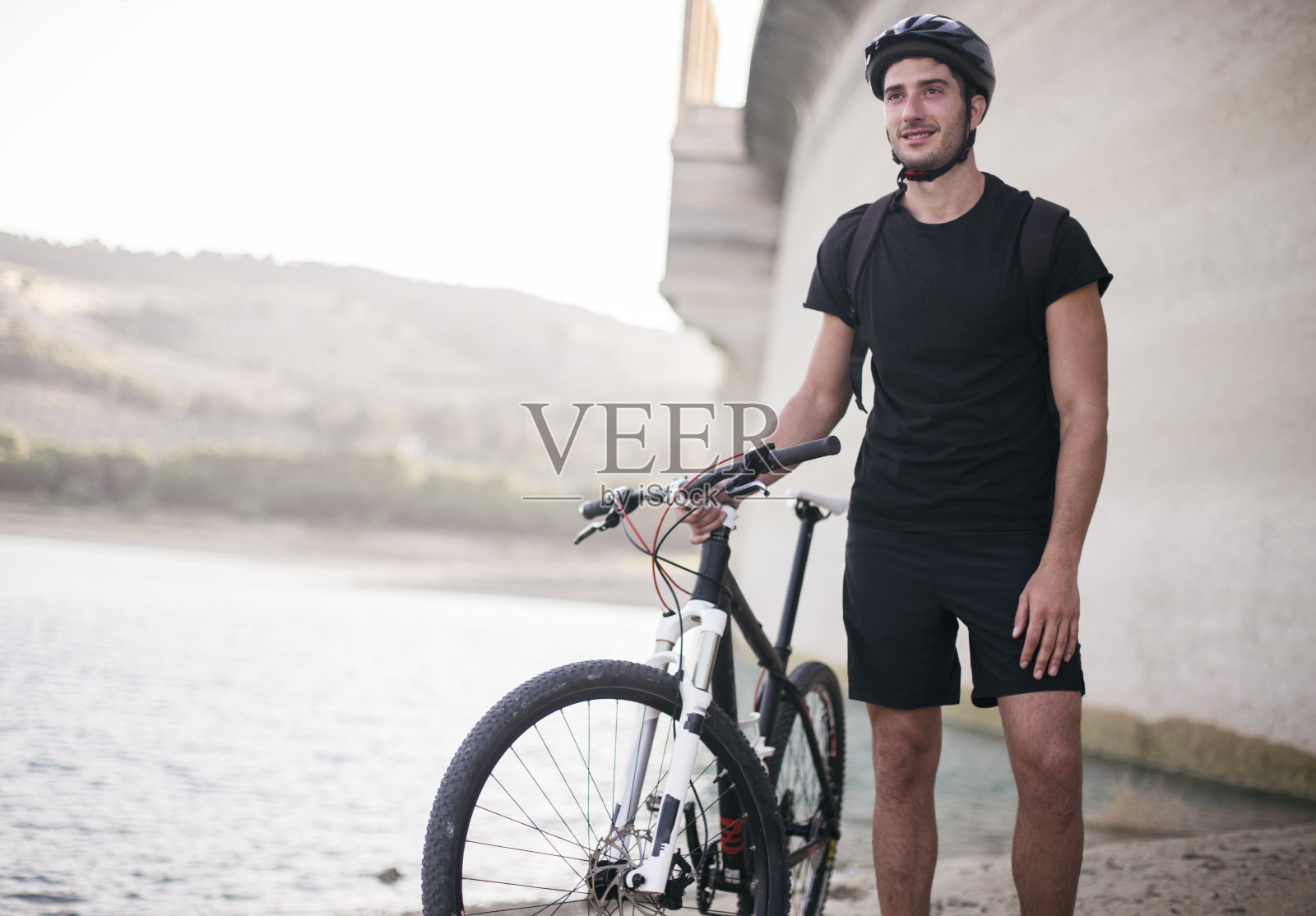 年轻的自行车和山地车照片摄影图片