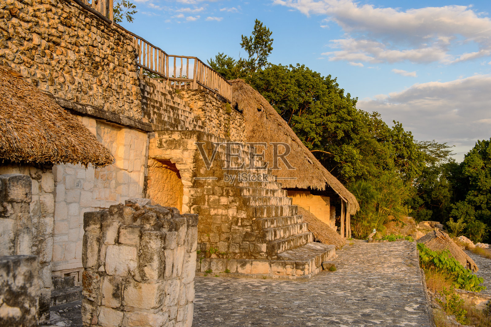 卫城是Ek' Balam最大的建筑，里面有一位统治者Ukit Kan Le'k Tok'的坟墓。这是墨西哥尤卡坦半岛的特莫松的尤卡坦-玛雅考古遗址。照片摄影图片