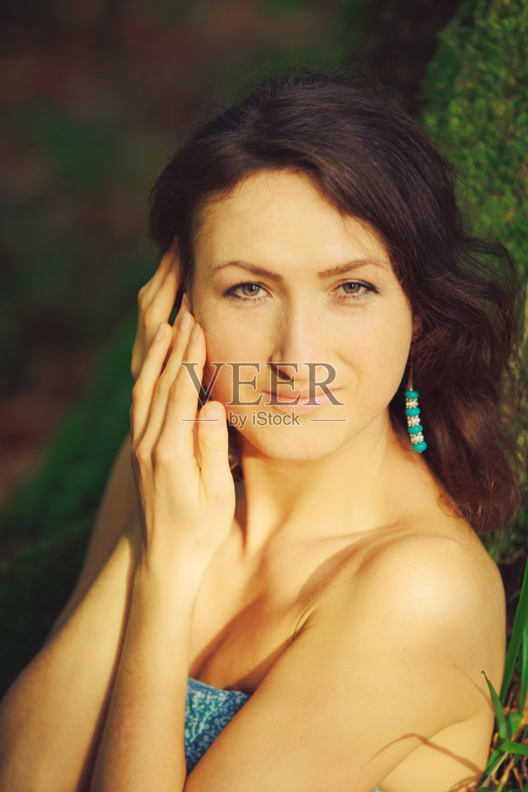 这位美女在树林里的一棵树前摆姿势照片摄影图片