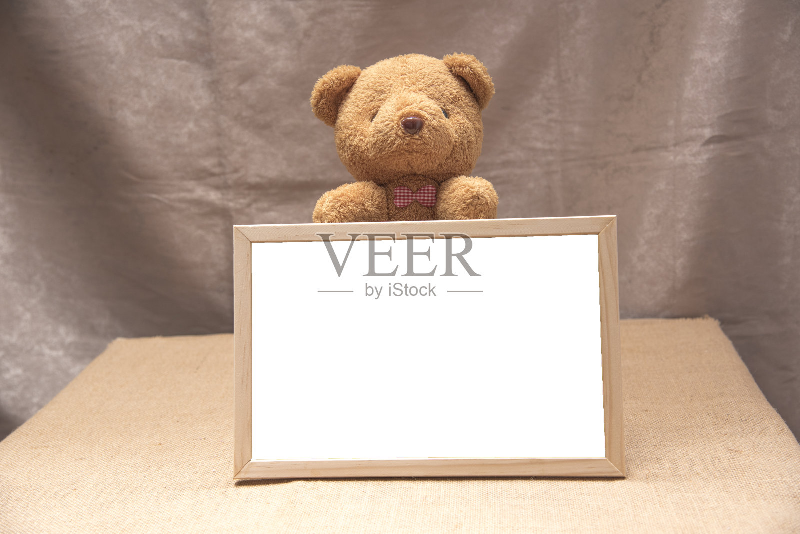 泰迪熊，黑板白照片摄影图片