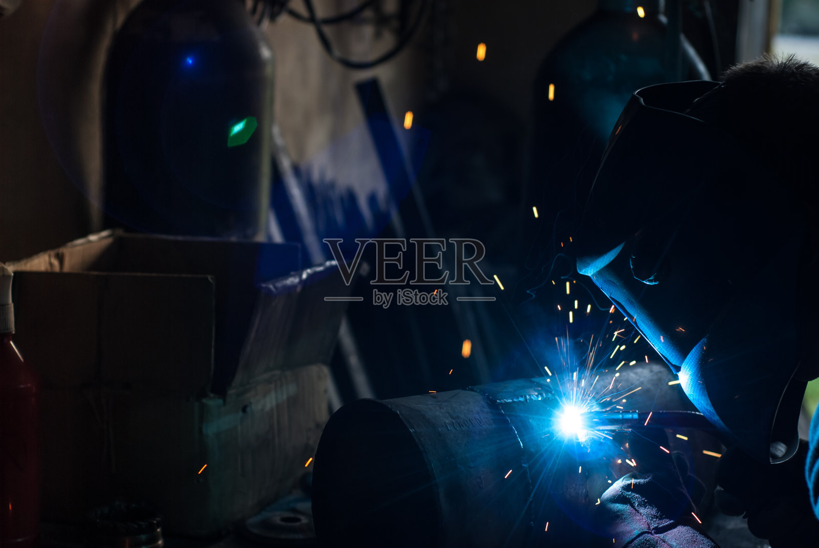 一个焊工的轮廓，一个氧气罐，照片摄影图片