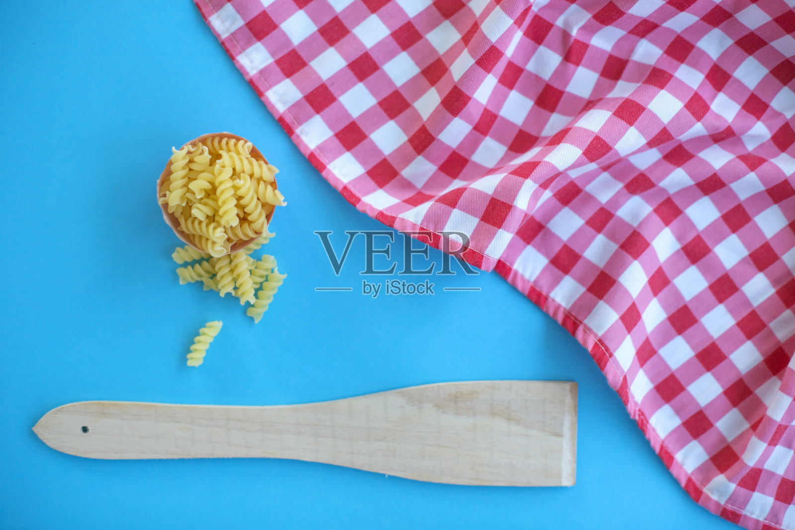 意大利面，木铲和格子桌布照片摄影图片