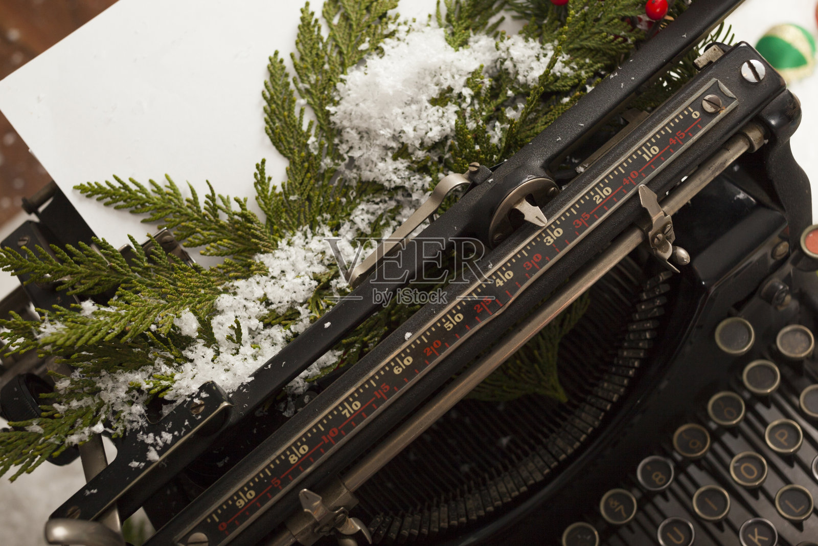 老式打字机与空白纸和常绿装饰照片摄影图片