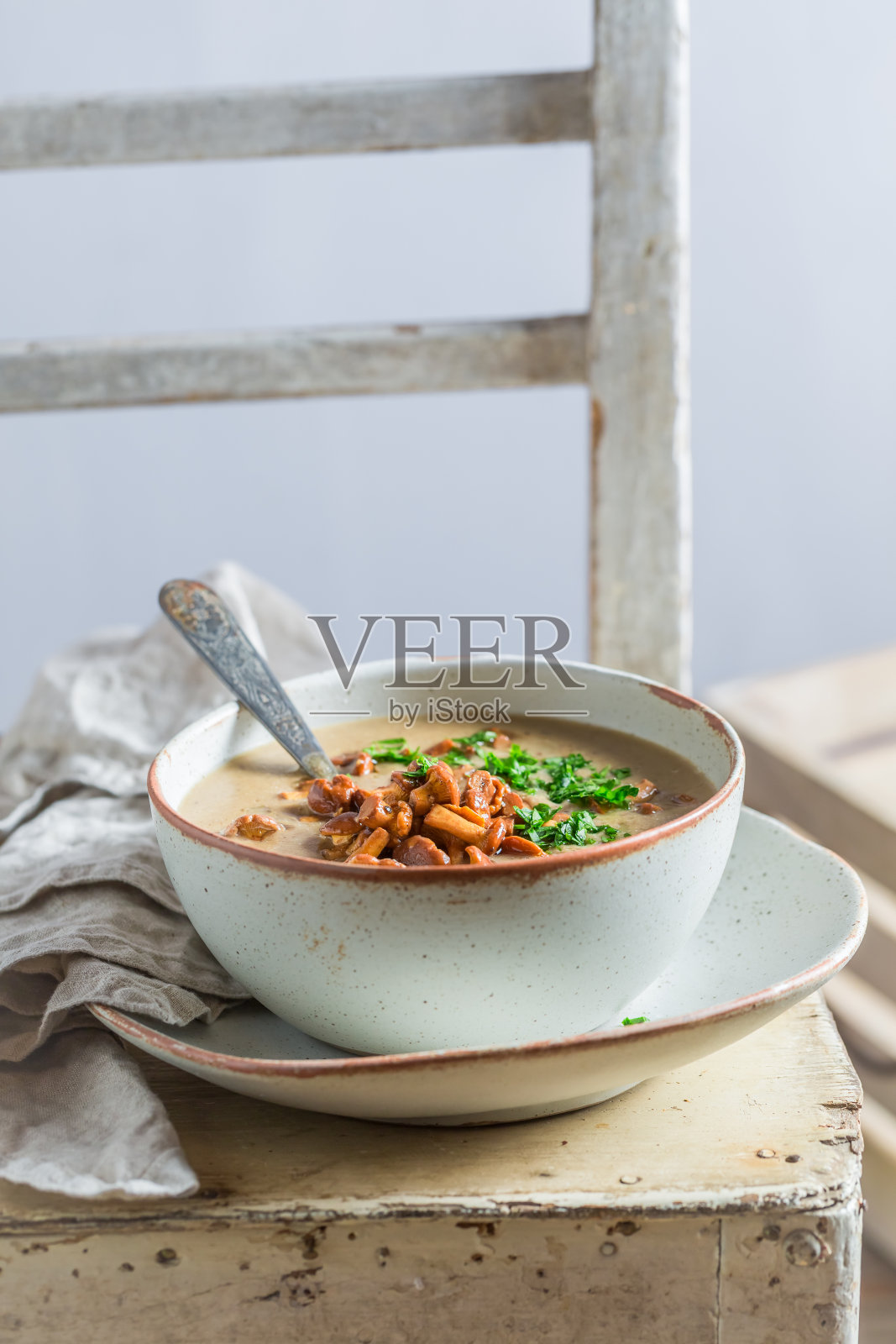 在旧木桌上享用蘑菇汤吧照片摄影图片