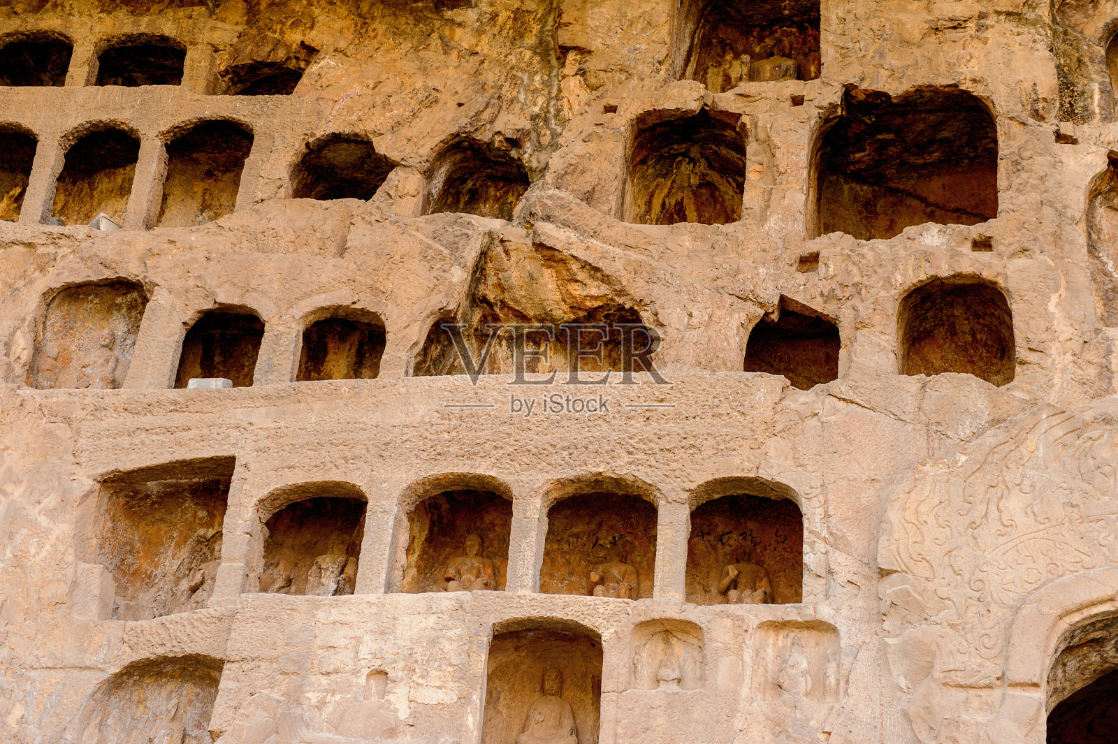 龙门石窟(龙门石窟)或龙门石窟。联合国教科文组织世界遗产，有成千上万的佛像和他的弟子照片摄影图片