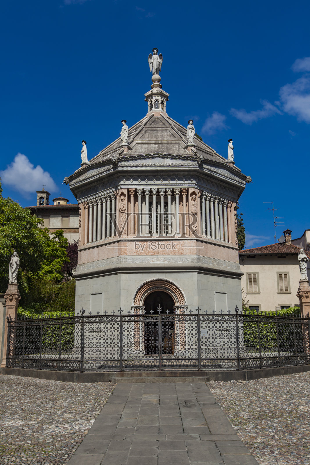 下面是本台记者从贝加莫Santa Maria Maggiore发回的报道照片摄影图片