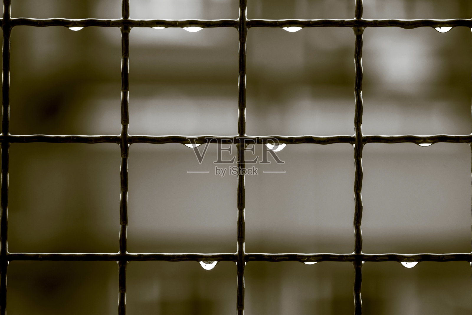 雨后的雨滴落在铁炉格栅上，复古的色彩照片摄影图片