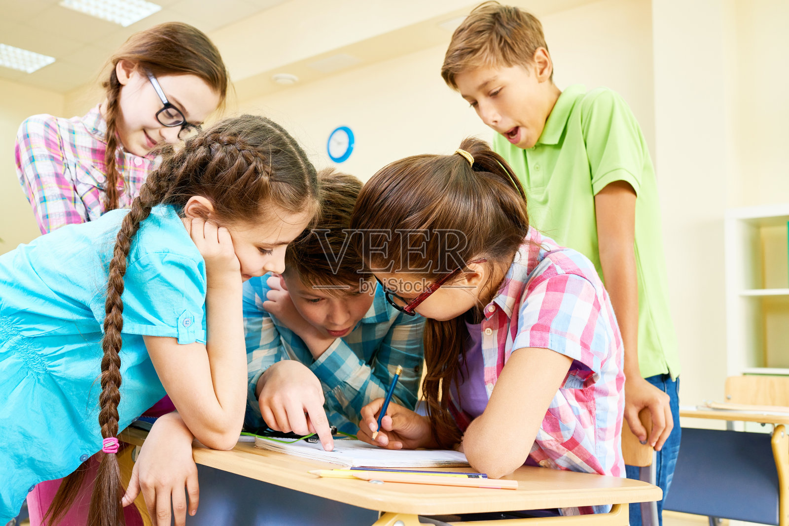 孩子们在学校一起学习照片摄影图片
