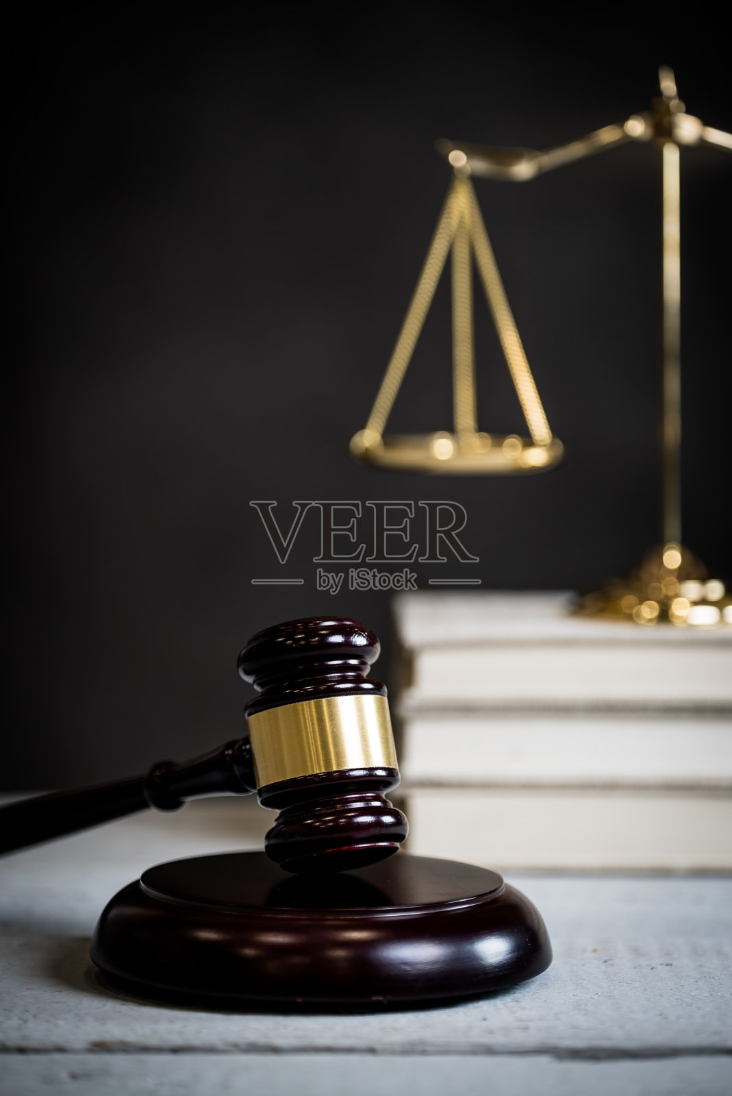 法律与正义概念：法官的槌子、书籍、正义天平灰色石材背景照片摄影图片