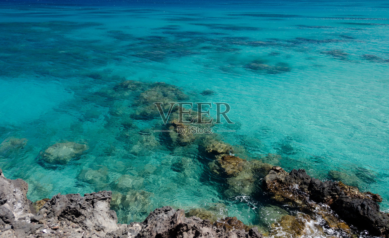 哈普那以南有海岸线和悬崖。照片摄影图片