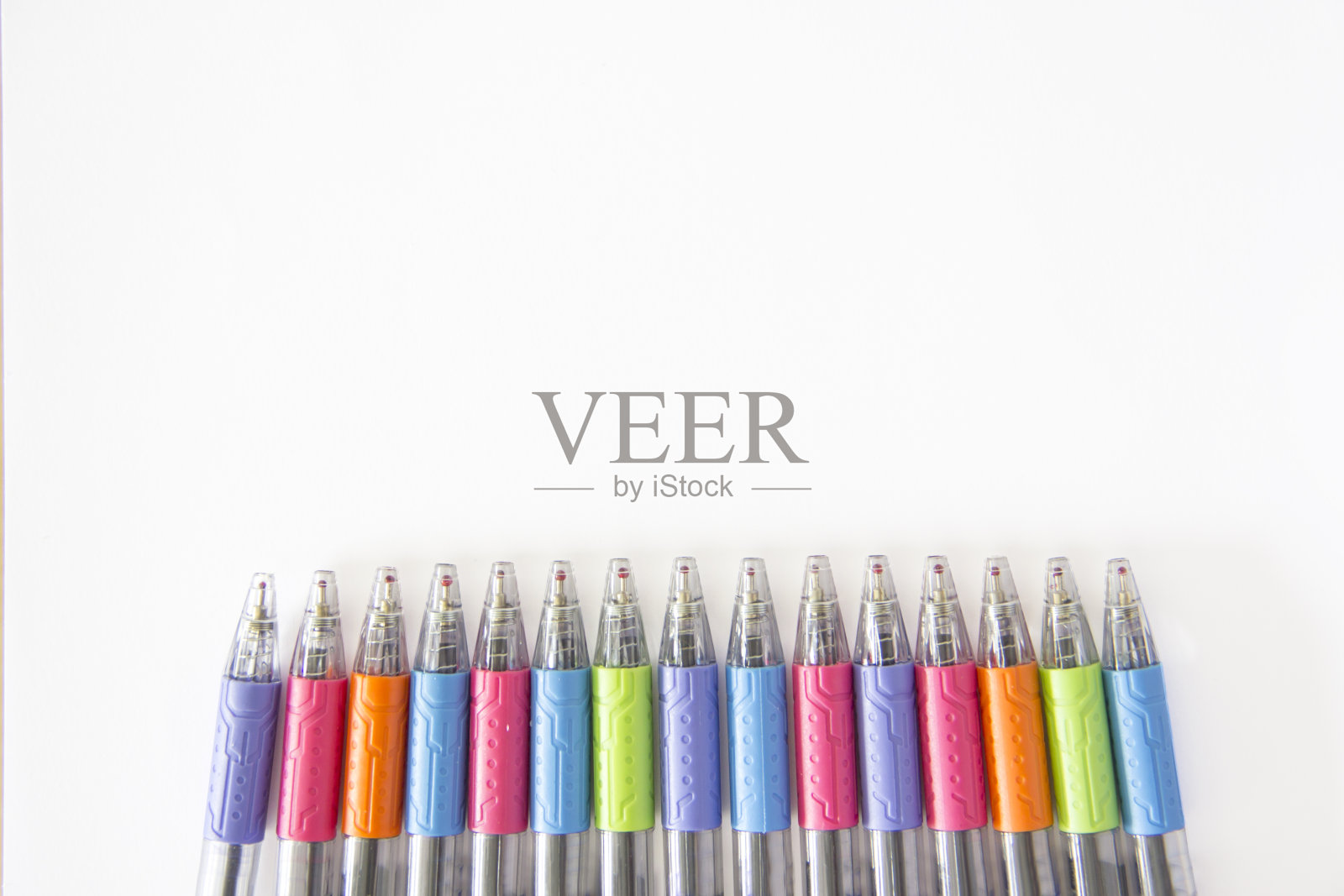 白色背景上的彩色笔。照片摄影图片