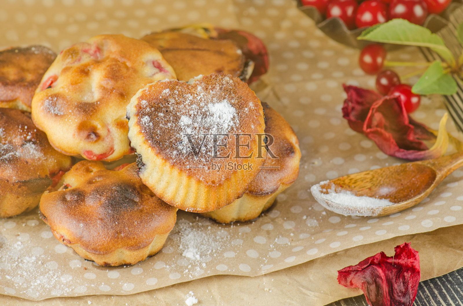 自制的樱桃松饼照片摄影图片