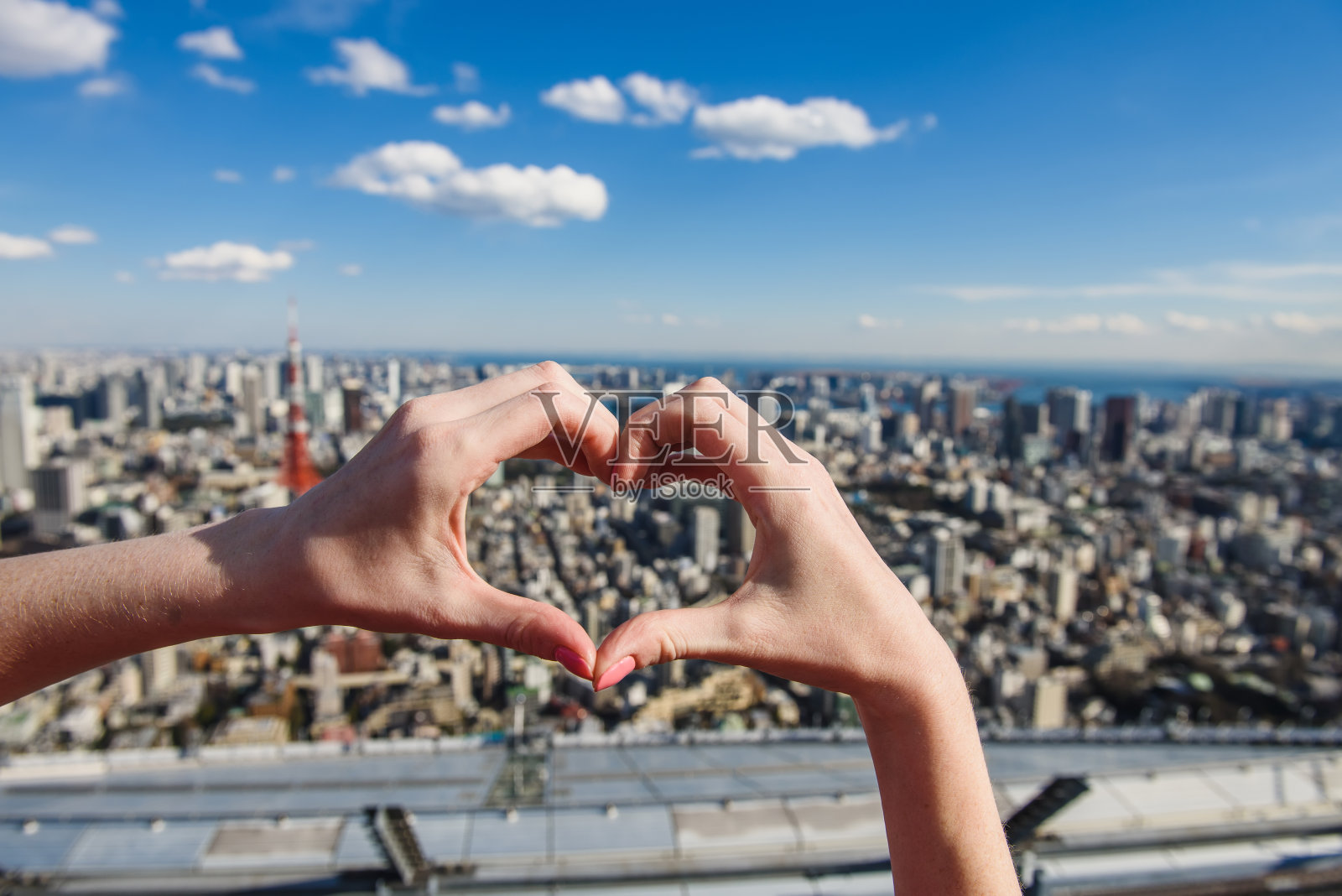 女性的手呈心形照片摄影图片