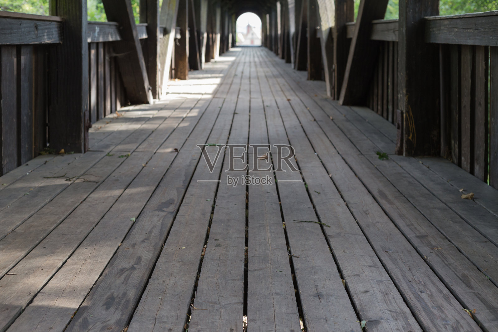 德国南部历史名城巴伐利亚的木桥，在夏天的7月照片摄影图片