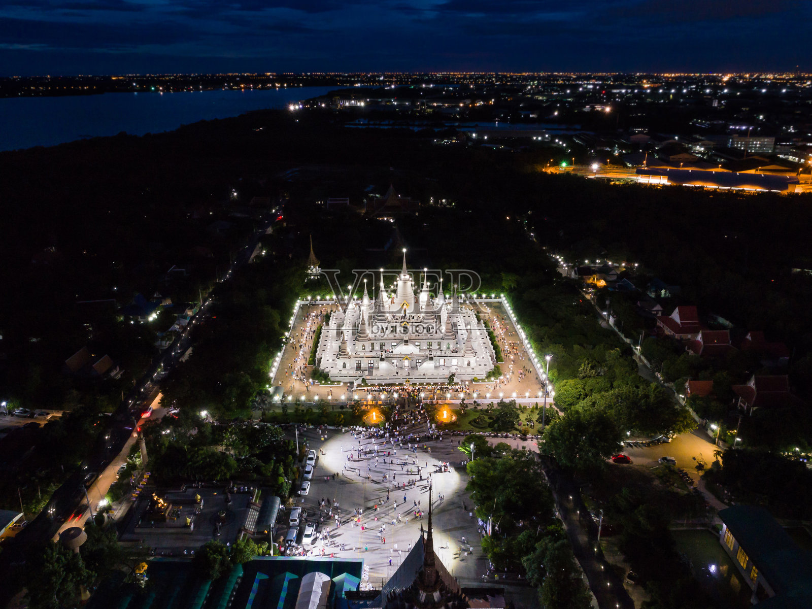 阿婆罗兰寺举行的佛教圣日仪式，航拍照片摄影图片