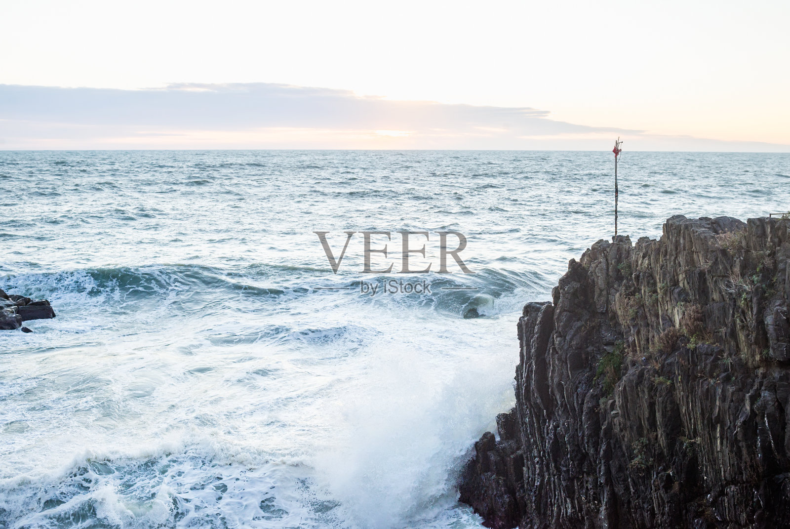 在一个暴风雨的冬日里，利古里亚海的海浪冲破悬崖照片摄影图片