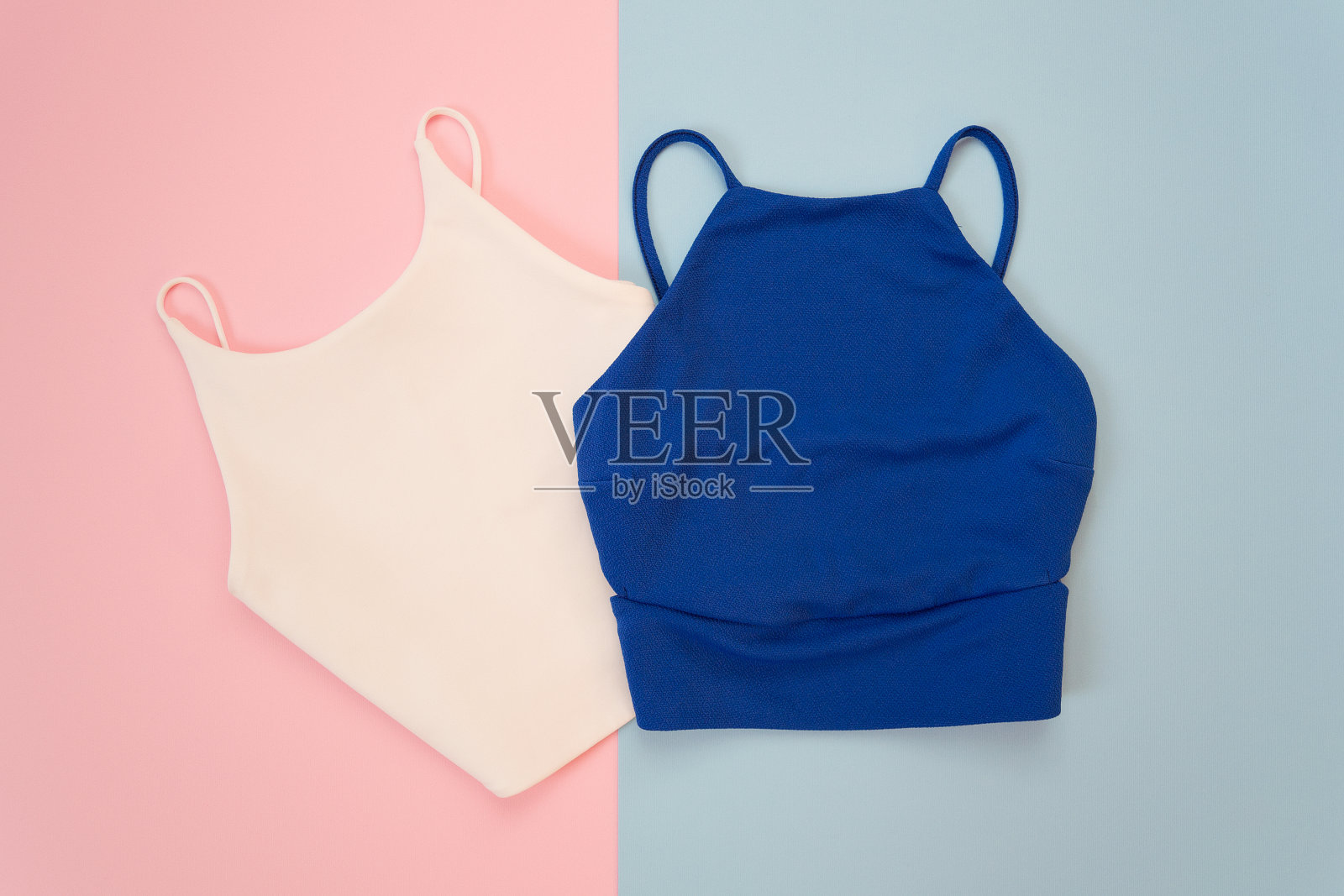时尚的概念。蓝色和白色的顶部，柔和的粉红色和蓝色的背景照片摄影图片