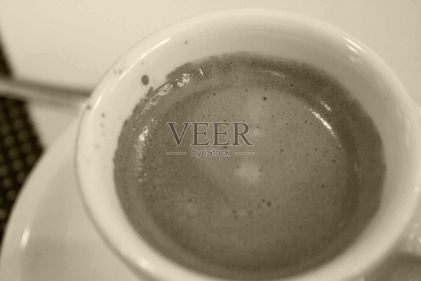 用白色杯子盛着热咖啡照片摄影图片