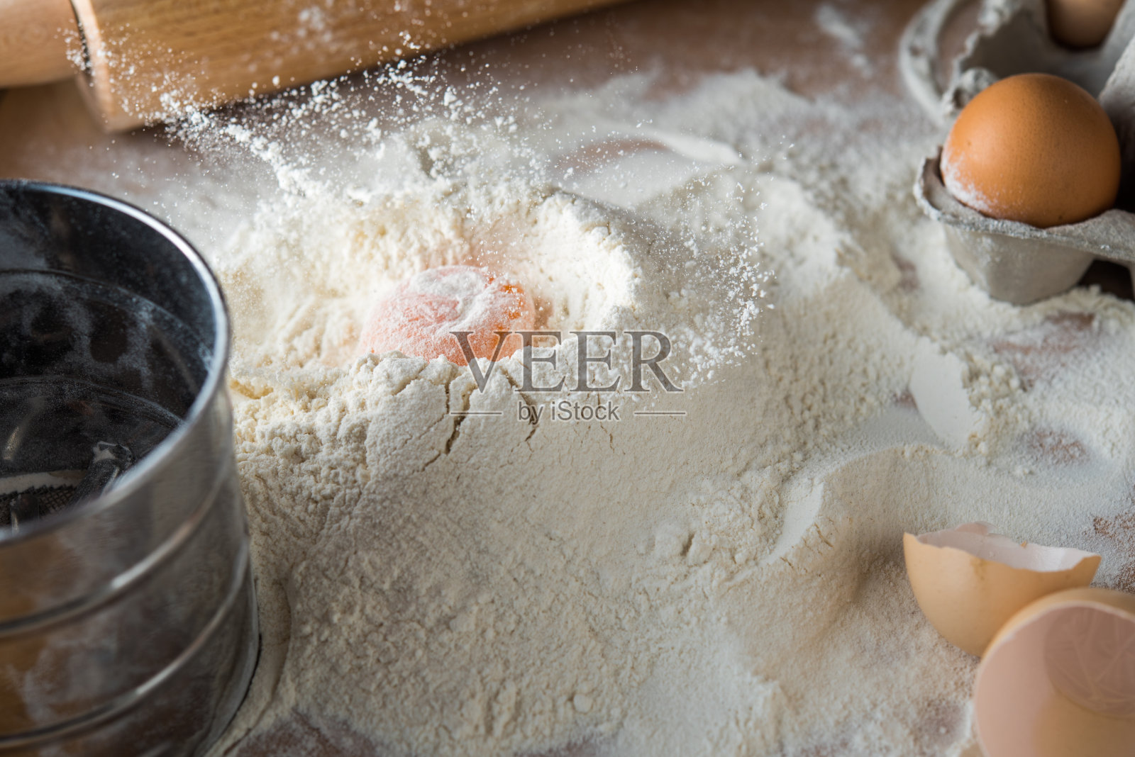 鸡蛋加入面粉。面团准备照片摄影图片