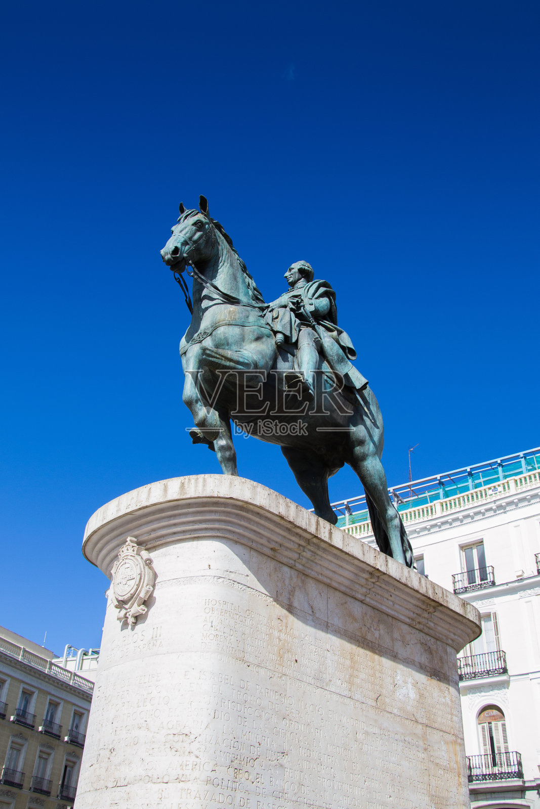 西班牙马德里太阳门上的国王查理三世纪念碑。太阳门是西班牙公路辐射状网络的中心(0公里)。照片摄影图片