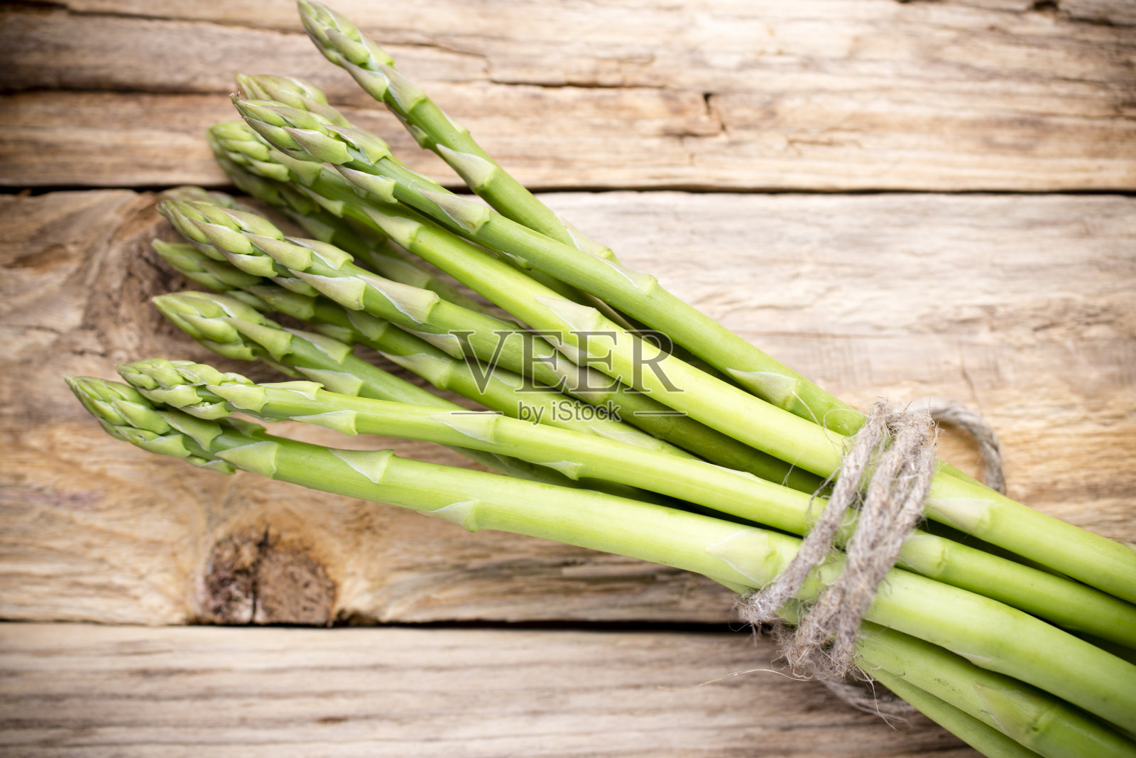 木背景上放芦笋。照片摄影图片
