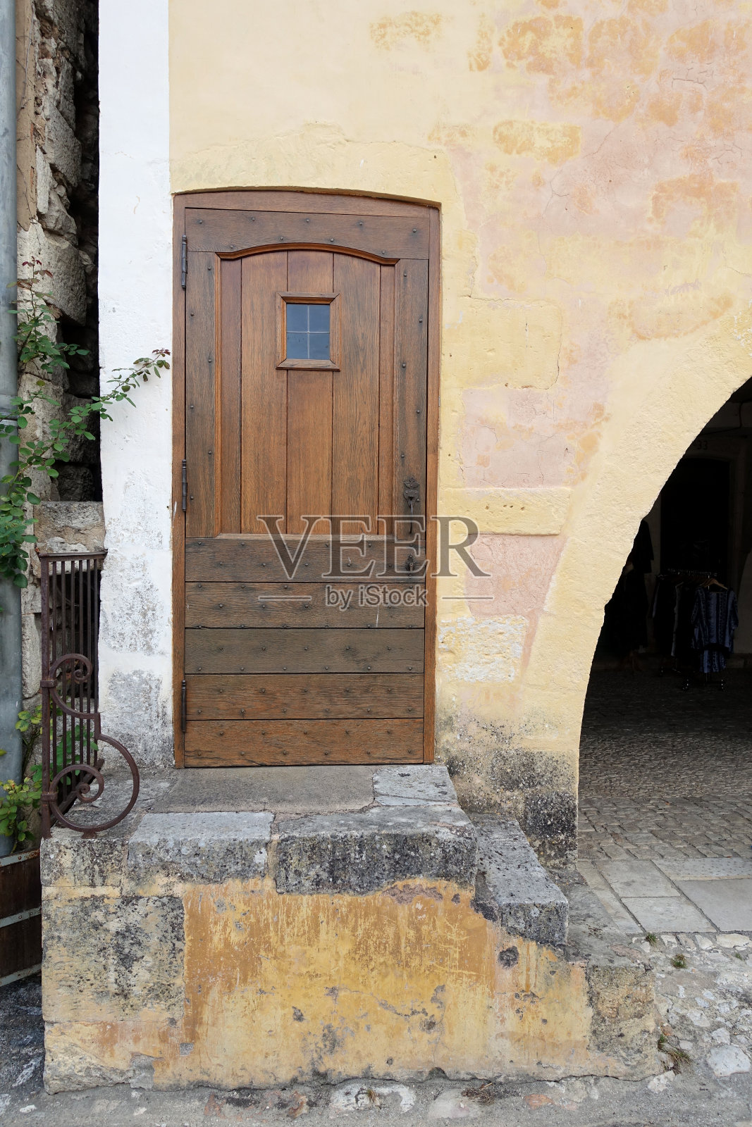 中世纪法国小镇的老门口照片摄影图片