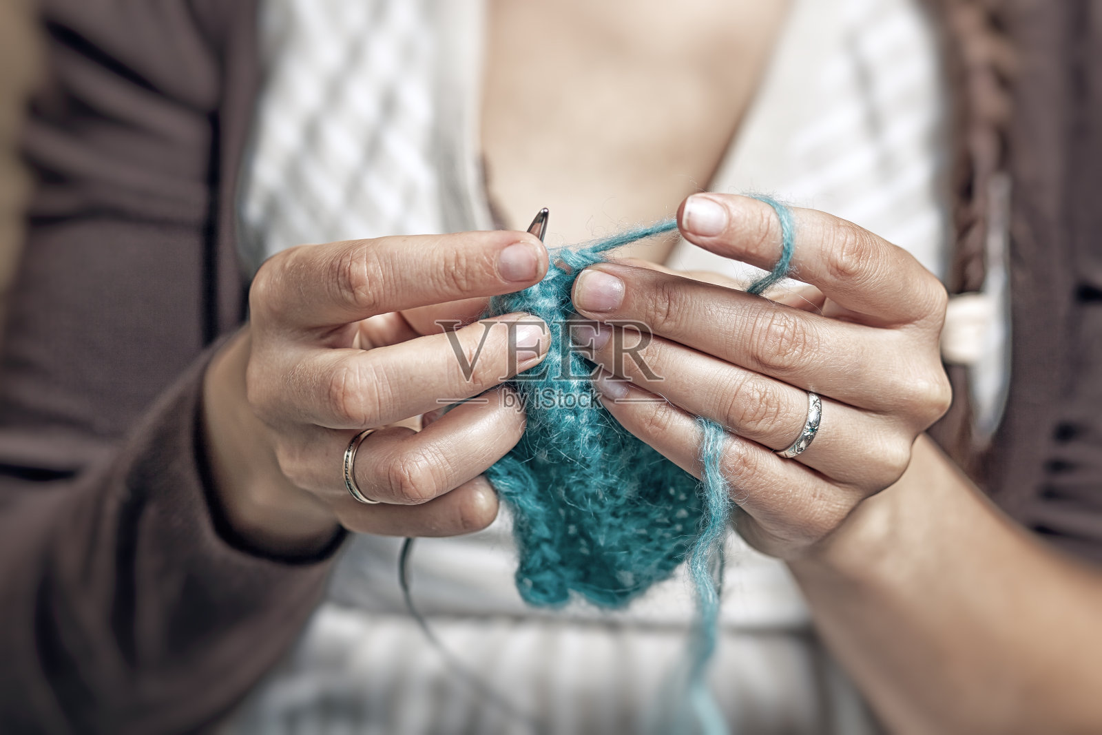 成年女性针织衫照片摄影图片