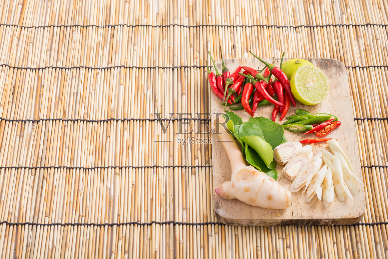 泰式冬凌甘薯汤香草和香料，柠檬草，青柠叶，高良姜，柠檬和辣椒照片摄影图片