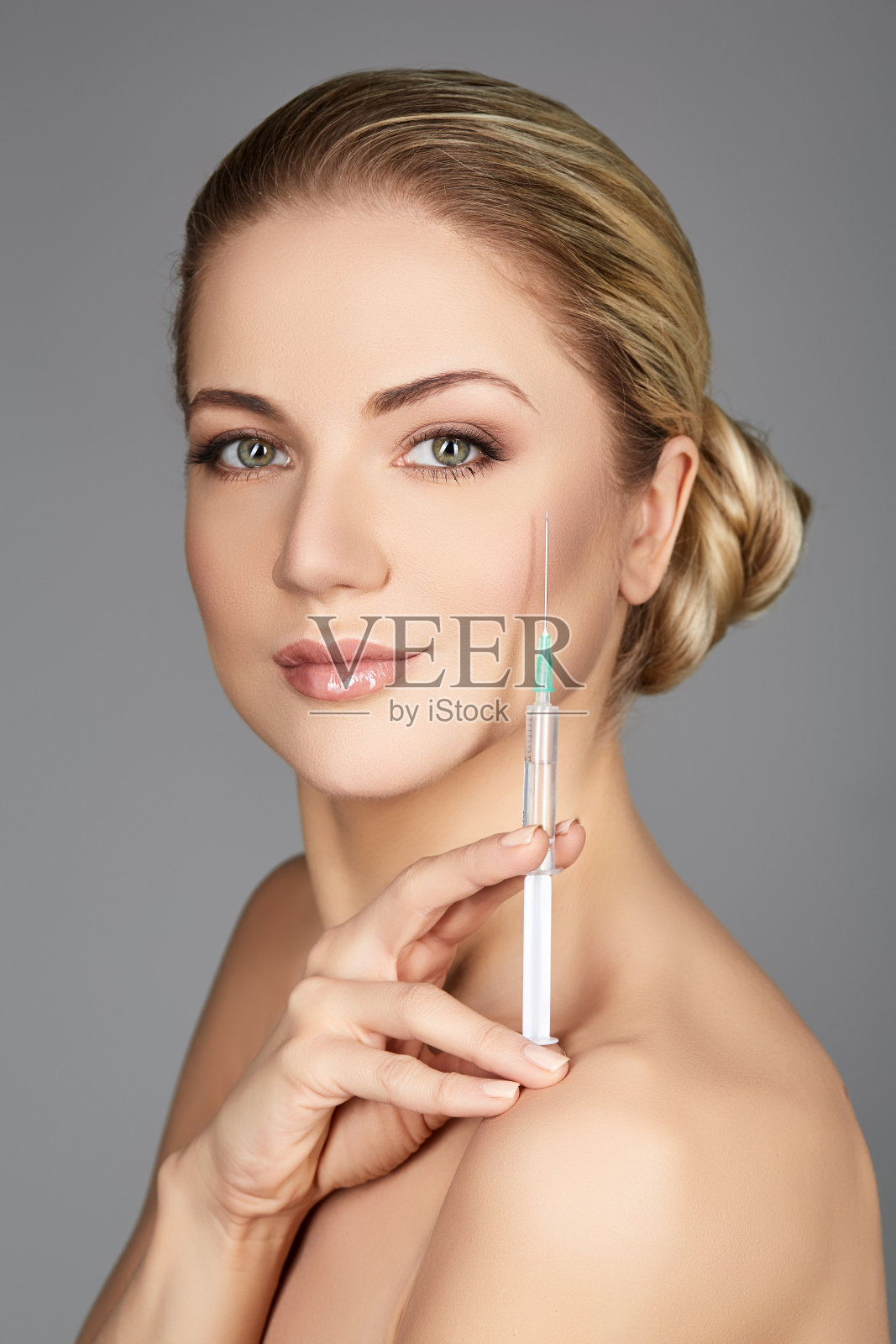 漂亮女孩拿着注射器照片摄影图片