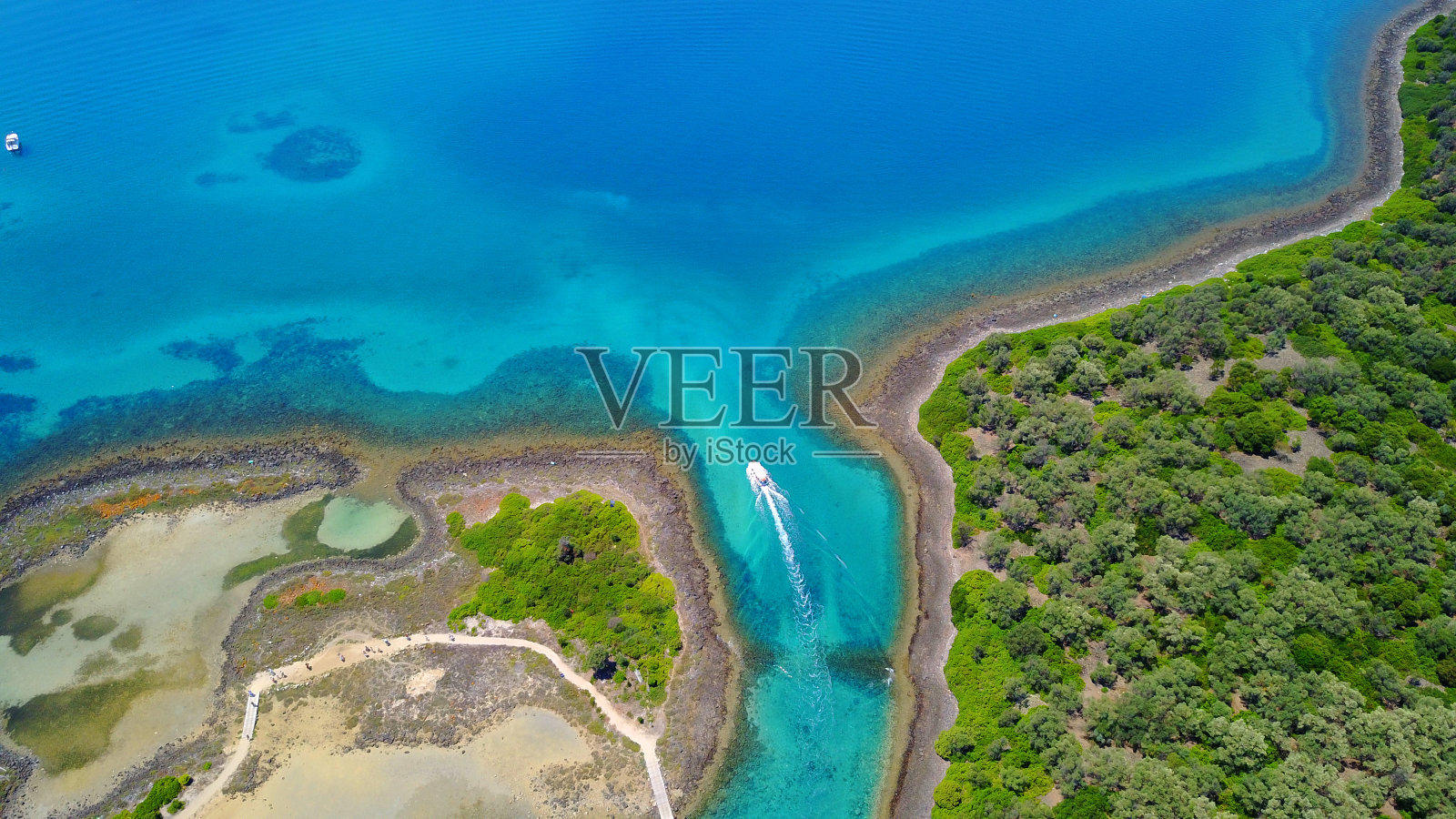 无人机拍摄的Megali Strongili和Monolia岛异国情调的海滩，有着蓝宝石和绿松石般的清澈海水，被称为希腊的“塞舌尔”，Lihadonisia岛，北Evoia，希腊照片摄影图片