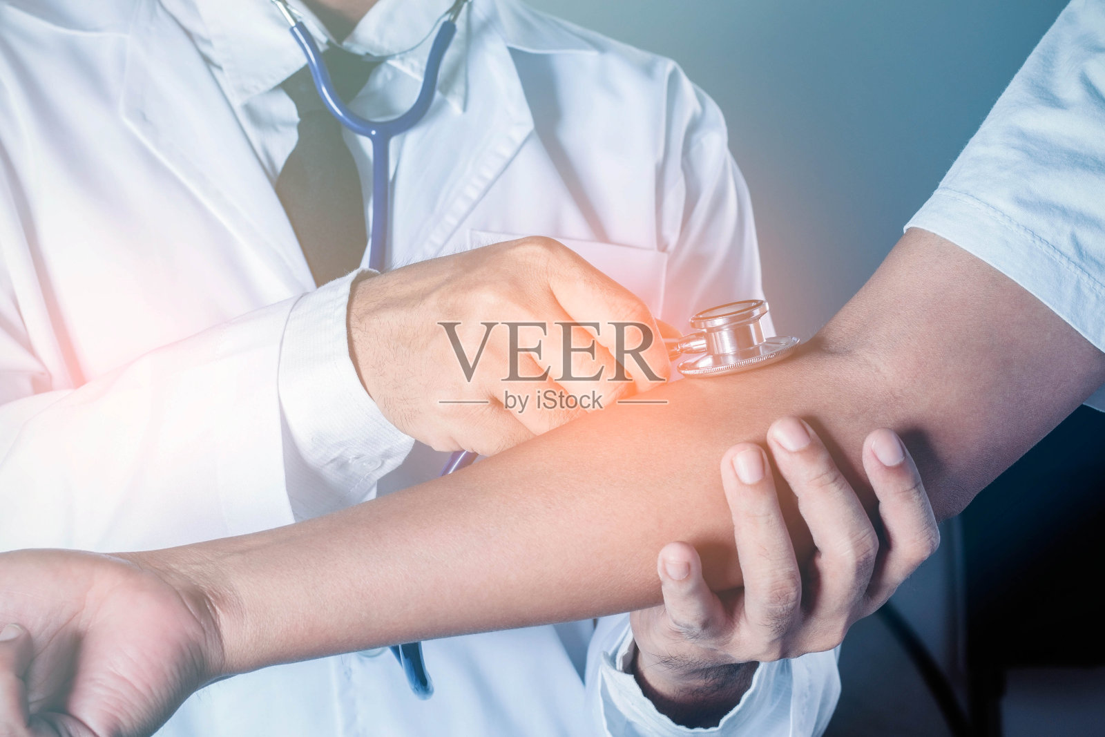 医生在手臂上使用测量装置。照片摄影图片