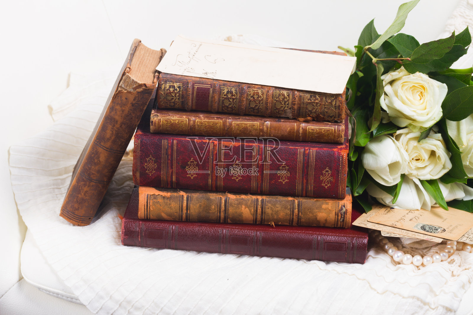 带花的旧书照片摄影图片